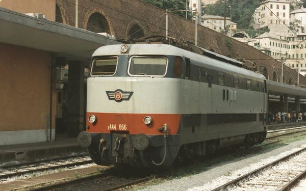 Arnold HN2688 - Italian Electric Locomotive E.444 2nd series of the FS