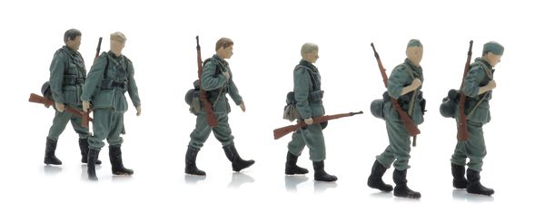 Artitec 5720003 - German WWII Infantry marching at ease