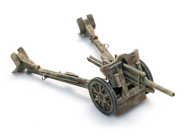 Artitec 6870745 - German WWII 10,5cm Light Howitzer 18 Camo in position