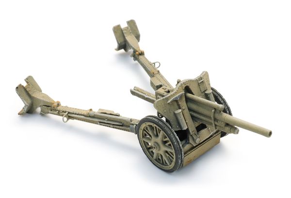 Artitec 6870746 - German WWII 10,5cm Light Howitzer 18 Africa in position