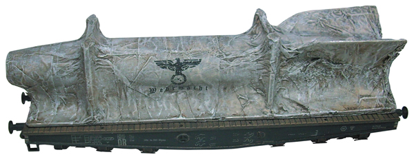 Artmaster 80329 - V2 missile under a tarp