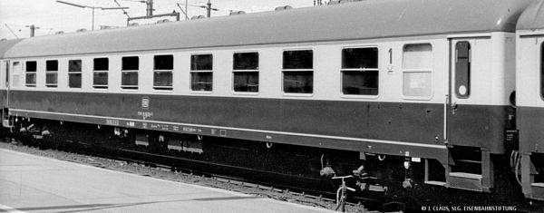 Brawa 58091 - German Passenger Coach Am 208 of the DB