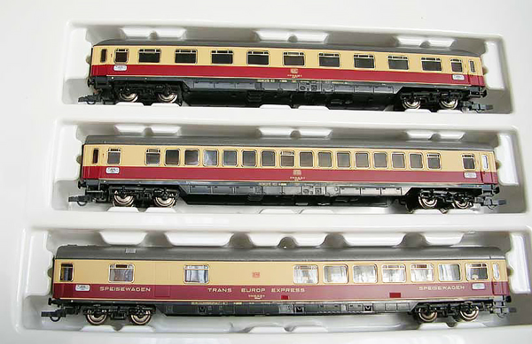 Consignment MA42991 - Marklin 42991 Helvetia TEE Passenger Coach Set (3 lighted)