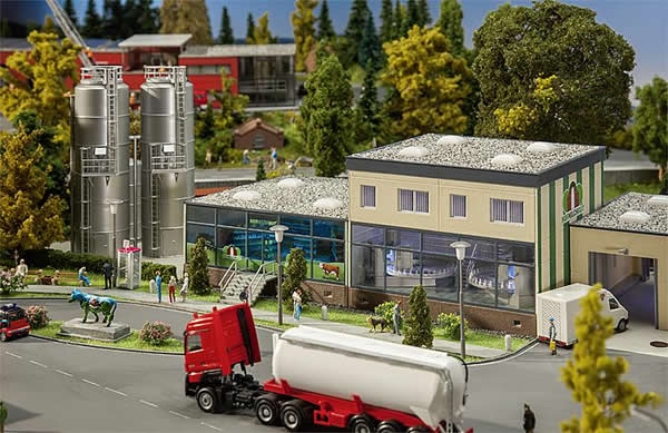 Faller 130198 - Dairy with silos
