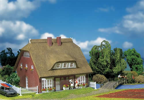 Faller 130250 - Dwelling house with reeds-thatch roof