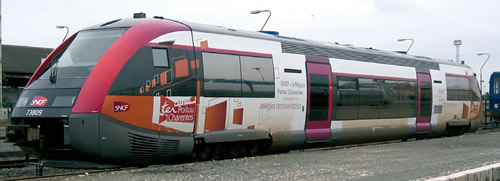 Jouef 2196 -  SNCF, X73500 diesel railcar, photovoltaics, Poitou Charentes.