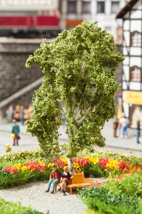 Noch 21642 - Tree with Circular Bench