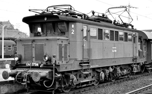 Piko 51190 - German Electric Locomotive E 44 W of the DB