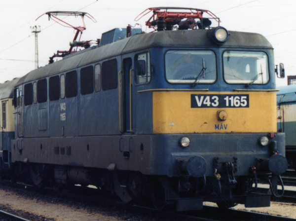 Piko 51448 - Hungarian Electric Locomotive V43.3 of the MAV (Sound)