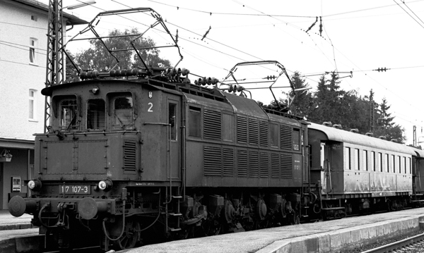 Piko 51497 - German Electric Locomotive BR 117 of the DB