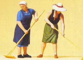 Preiser 63075 - Farm Wives w/Rakes 2/