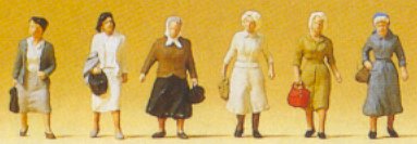 Preiser 75017 - Female pedestrians walkng