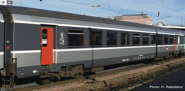 Roco 74537 - 1st class “Corail” saloon coach